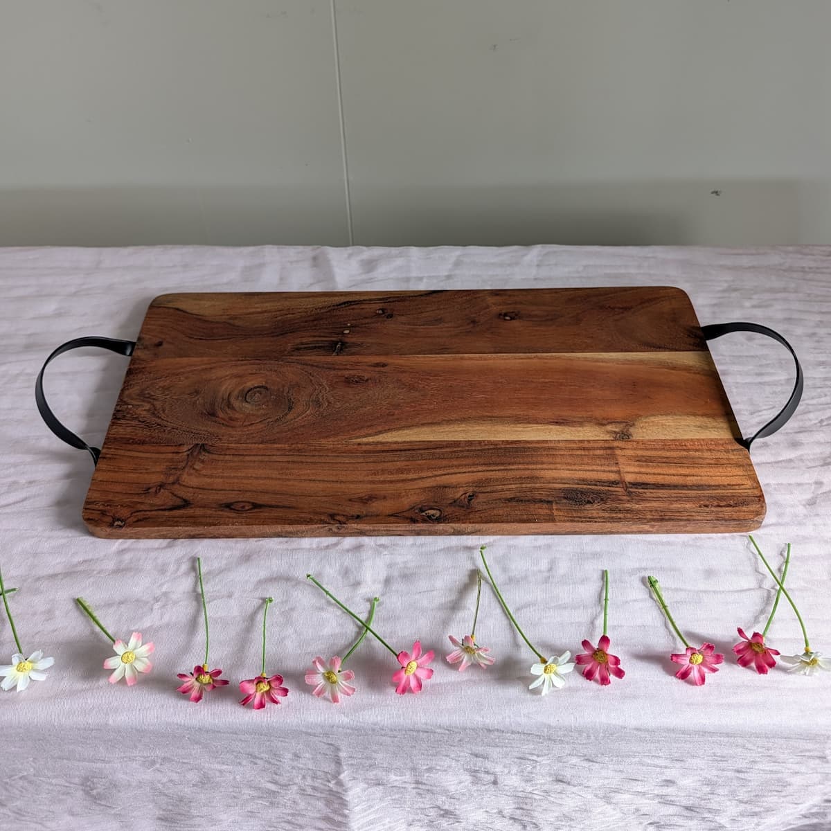 Wood serving platter single with black handles and daisies